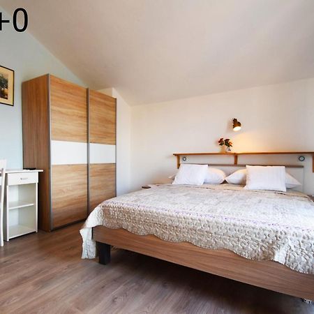 Apartments Mira Starigrad Paklenica Bagian luar foto