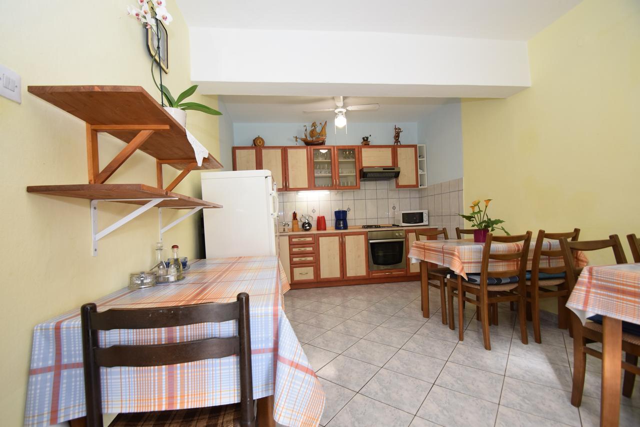 Apartments Mira Starigrad Paklenica Bagian luar foto
