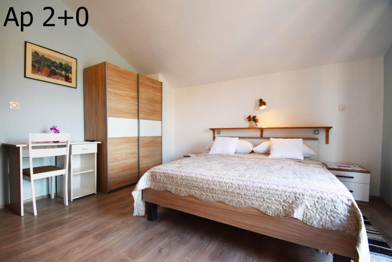 Apartments Mira Starigrad Paklenica Bagian luar foto