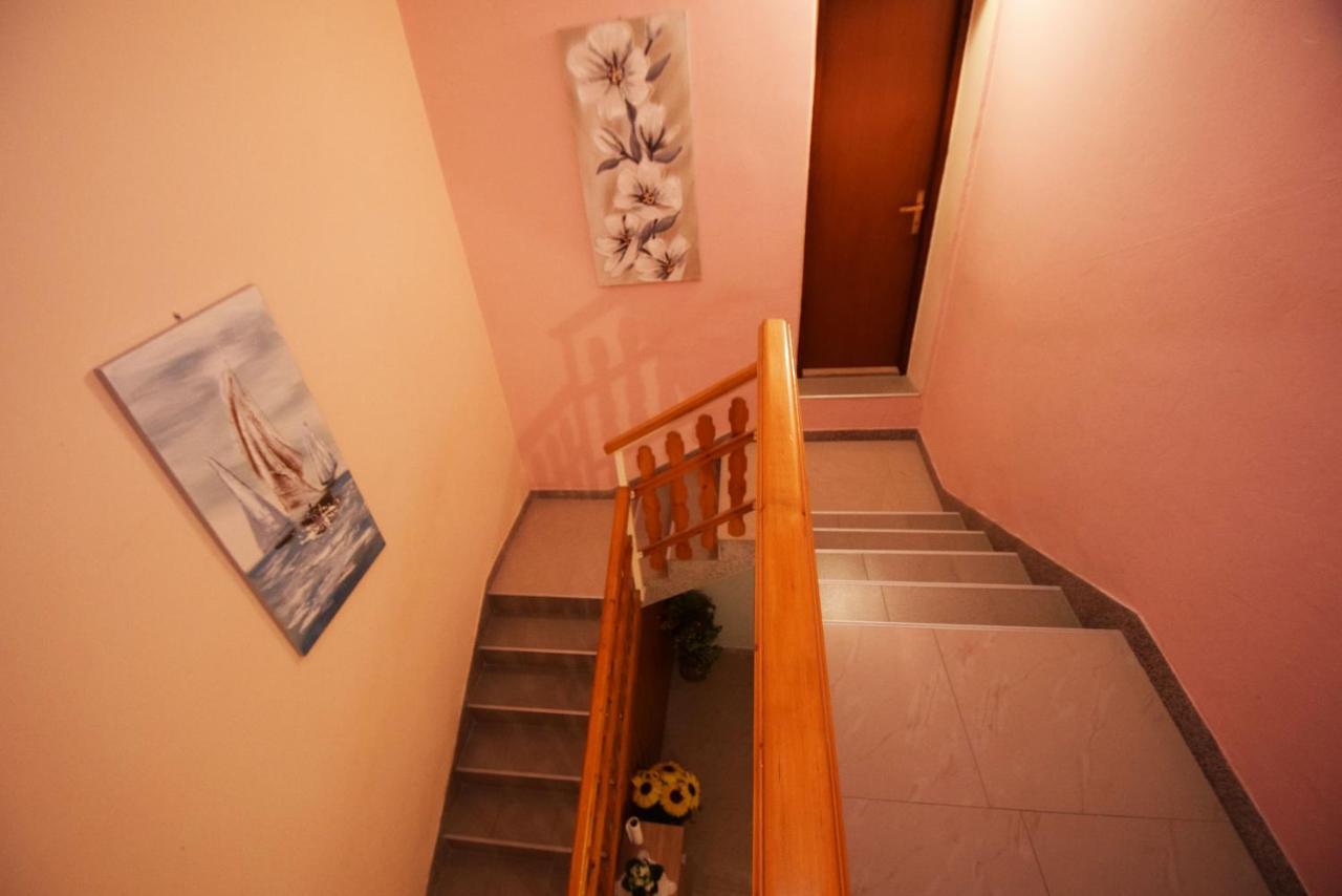 Apartments Mira Starigrad Paklenica Bagian luar foto