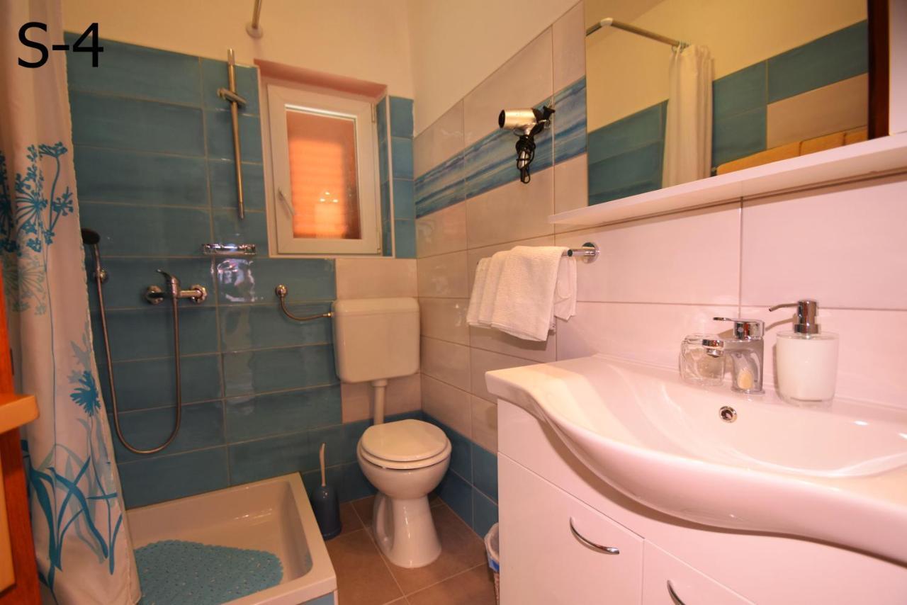 Apartments Mira Starigrad Paklenica Bagian luar foto
