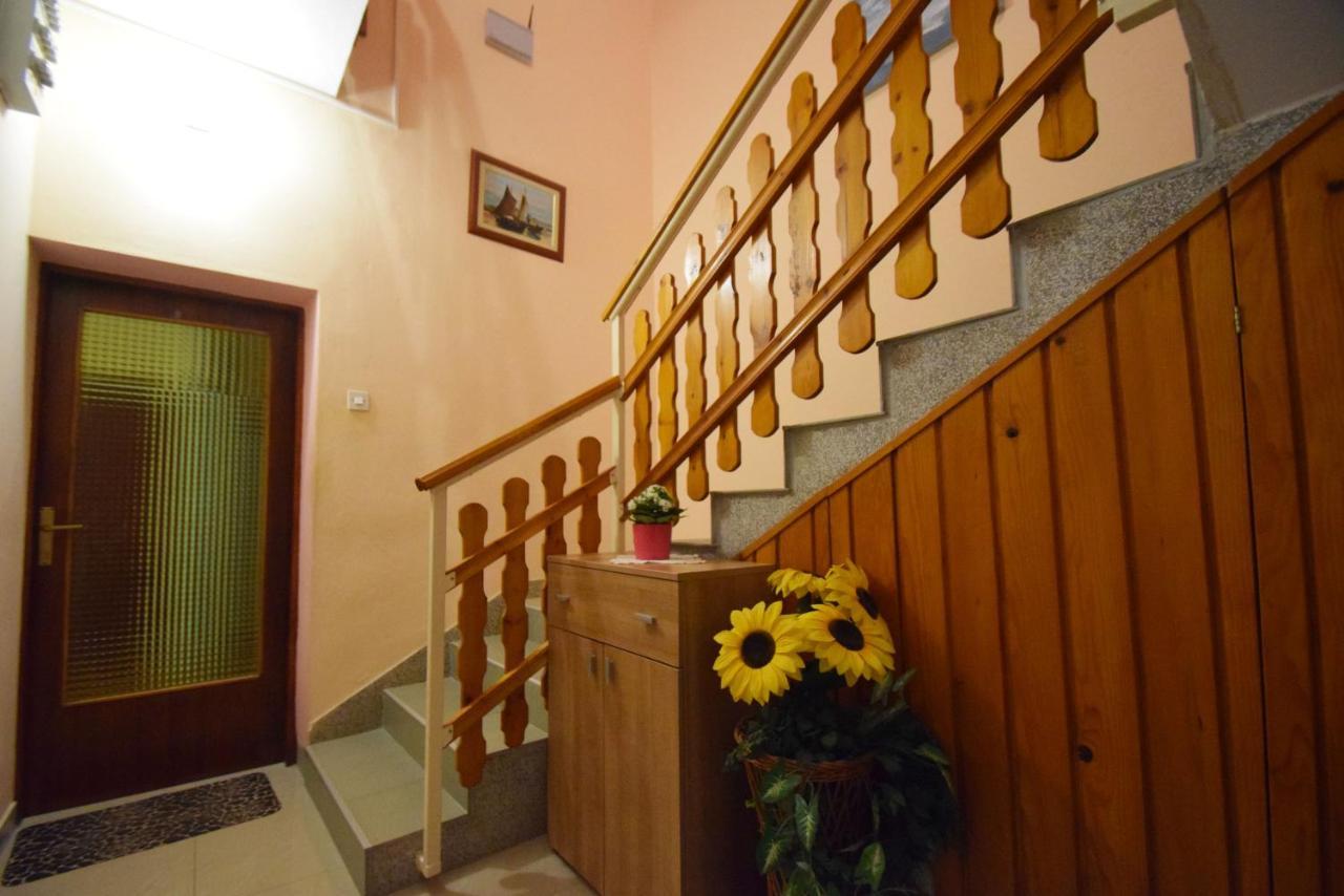 Apartments Mira Starigrad Paklenica Bagian luar foto