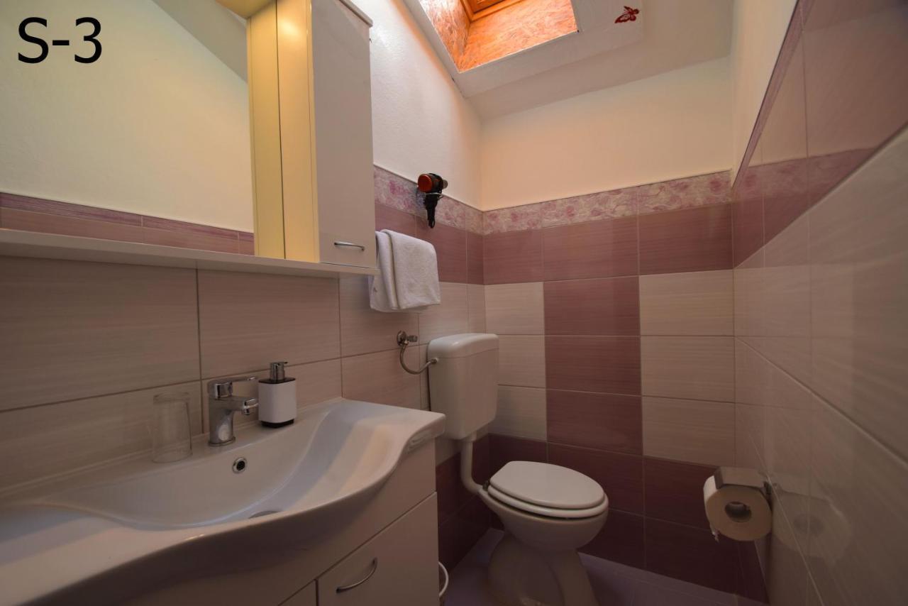 Apartments Mira Starigrad Paklenica Bagian luar foto