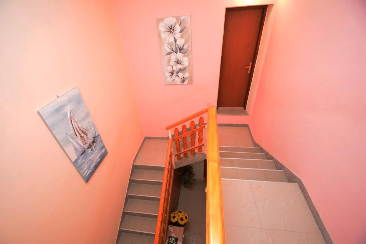 Apartments Mira Starigrad Paklenica Bagian luar foto